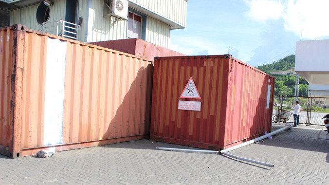 Việc vận chuyển hai container chứa hơn 7.000 lít dầu biến thế nhiễm PCB, thân máy biến thế, gạch và mùn cưa nhiễm PCB ra khỏi cảng Cái Lân sẽ tiềm ẩn nhiều rủi ro. Ảnh: Nguyễn Hoài