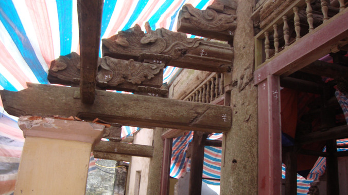 Chùa Sổ đối mặt mưa bão vì chờ dựng nhà bao che. Ảnh: Toan Toan