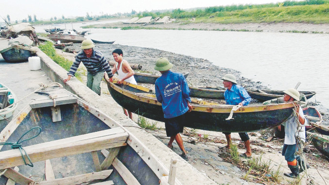 Ngư dân xã Nam Thịnh, Thái Bình đưa thuyền vào nơi trú bão. Ảnh: Xuân Tiến- TTXVN