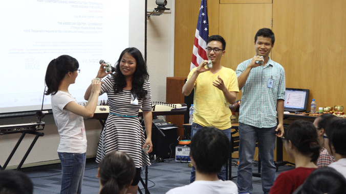 Võ Vân Ánh (thứ hai từ trái sang) cùng các bạn trẻ “hòa tấu” chén .Ảnh: N.M.Hà