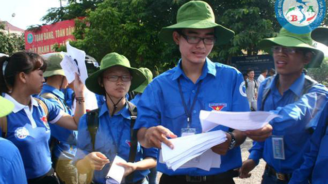 Bùi Văn Lâm (thứ 2, từ phải sang) đang tư vấn cho các thí sinh