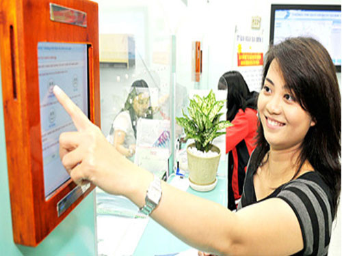 Người dân "chấm điểm" cán bộ công chức UBND Q.1, TP.HCM. Ảnh Thanh Niên