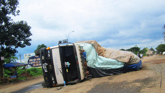 Một xe quá tải bị lật 