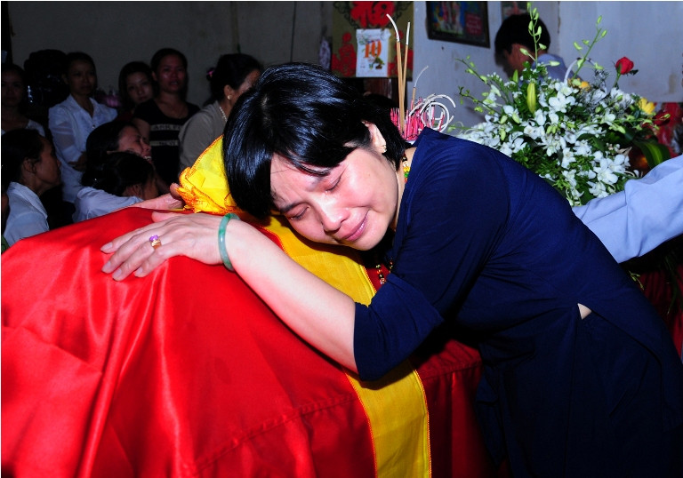 Bà Phạm Thị Nga (mẹ Thiếu úy Bình) ôm con lần cuối 