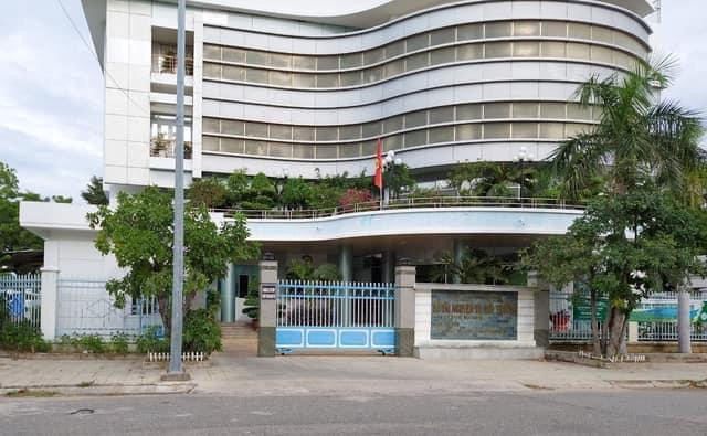 Một nhân viên dắt theo con gái đến khu du lịch công tác. Ảnh C.H