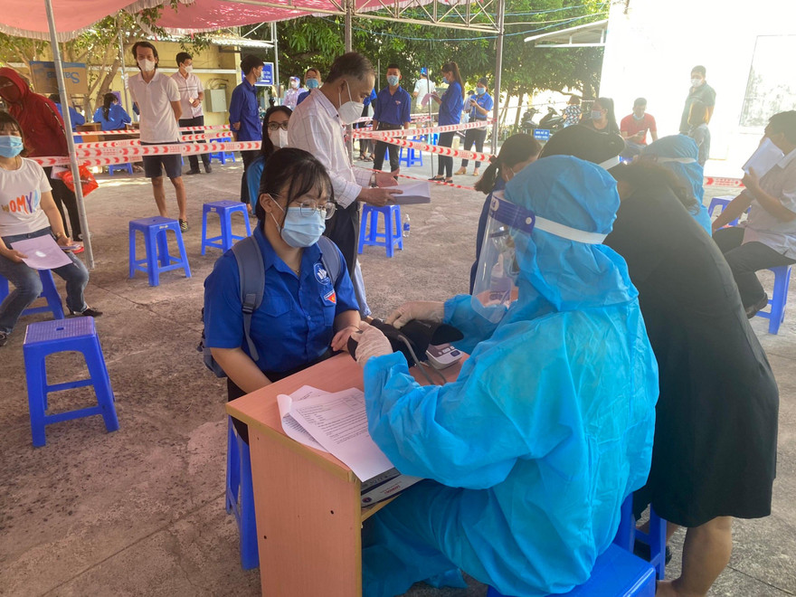 Lực lượng y tế Khánh Hoà khám sáng lọc trước khi tiêm vắc xin Vero Cell cho người dân. Ảnh L.H