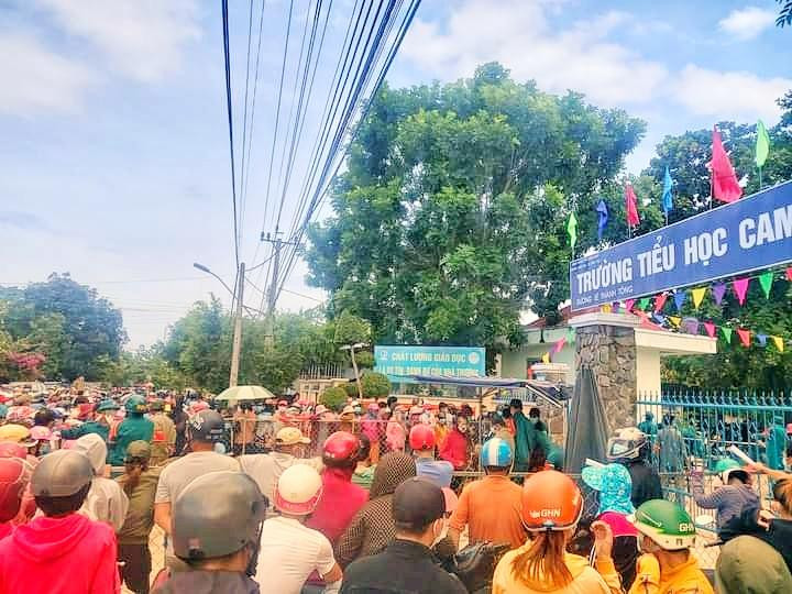 Điểm tiêm vắc xin tại trường Tiểu học Cam Nghĩa, TP. Cam Ranh tập trung đông người. Ảnh FB Thế Nguyễn.