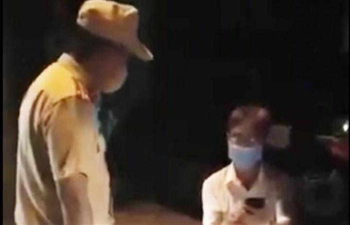 Ông Dương Ngọc Bi (bên phải ảnh) lúc bị lực lượng chức năng phát hiện chạy xe vào đường cấm. Ảnh cắt từ clip.