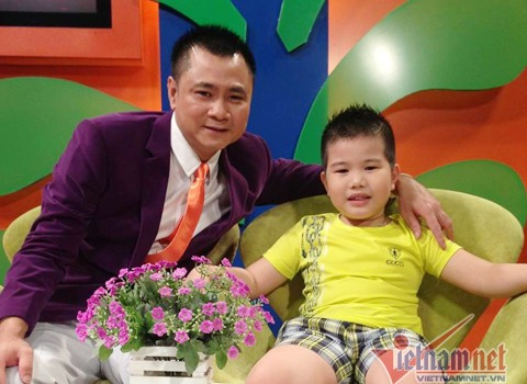 Tự Long bên con trai Teppi. 