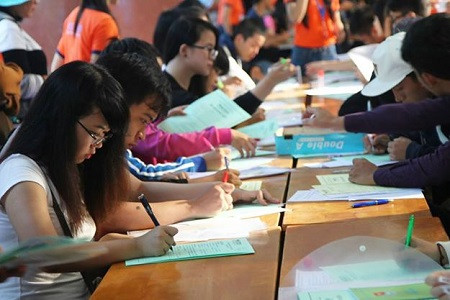 Tân sinh viên nhập học đầu năm học mới 2014-2015 tại một trường đại học ở TPHCM. 