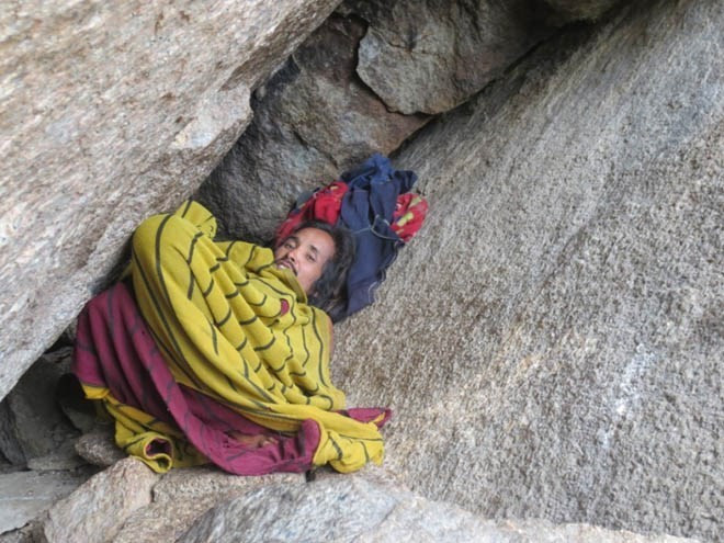 Người đàn ông rời bỏ cộng đồng sống ở hang đá gần 10 năm nay. 