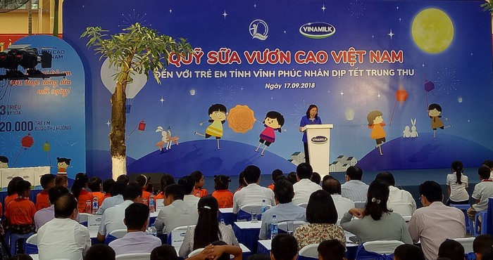 BẢN TIN THANH NIÊN: Trao 66.000 ly sữa cho trẻ đón Trung thu