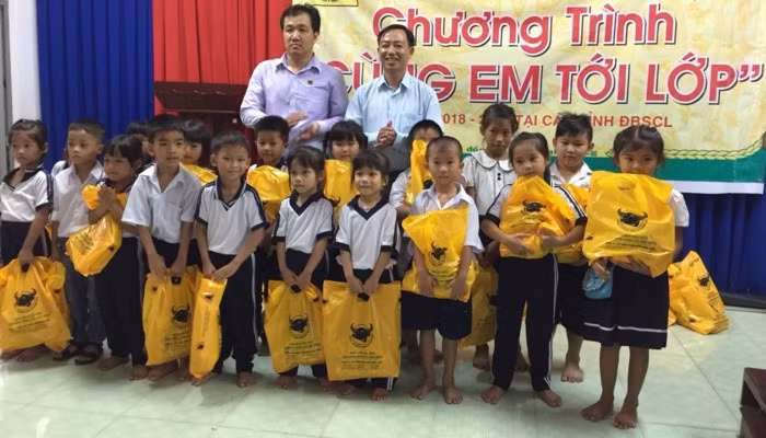 BẢN TIN TÌNH NGUYỆN: Cùng học sinh nghèo ĐBSCL tới lớp