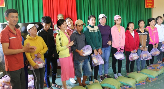 Các thành viên nhóm thiện nguyện "Những người bạn" tặng quà cho người nghèo ven biển Tuy An. Ảnh: Ngọc Vân