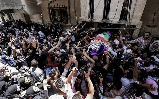 Đám tang của nữ nhân viên y tế Razan al-Najjar. (Nguồn: AFP)