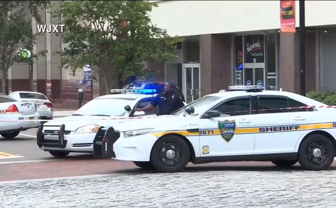 Cảnh sát phong tỏa trung tâm mua sắm giải trí Jacksonville Landing sau vụ xả súng. Ảnh: Fox News