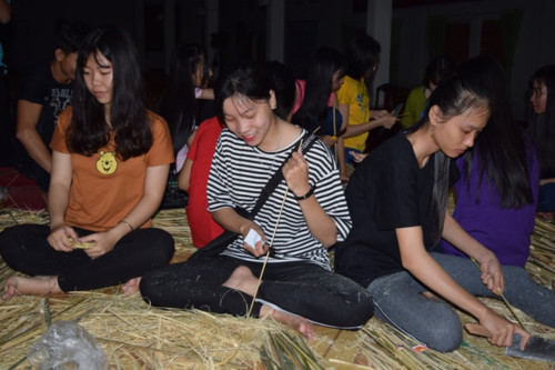 BẢN TIN TÌNH NGUYỆN: Làm đèn ông sao cho trẻ nghèo đón trung thu