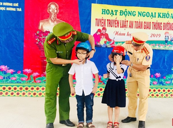 Hướng dẫn cho các em cách sử dụng mũ bảo hiểm đúng quy cách