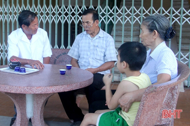 Bác sỹ tư vấn sức khỏe cho gia đình có 3 thế hệ nhiễm chất độc da cam tại trung tâm
