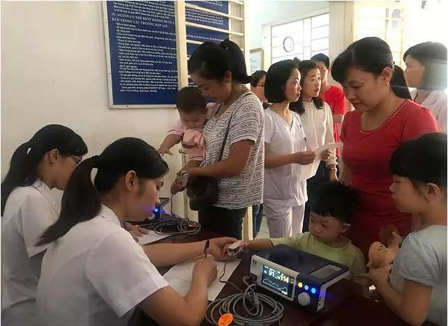 Các bé được khám sàng lọc trước khi vào khám tại bàn bác sĩ.