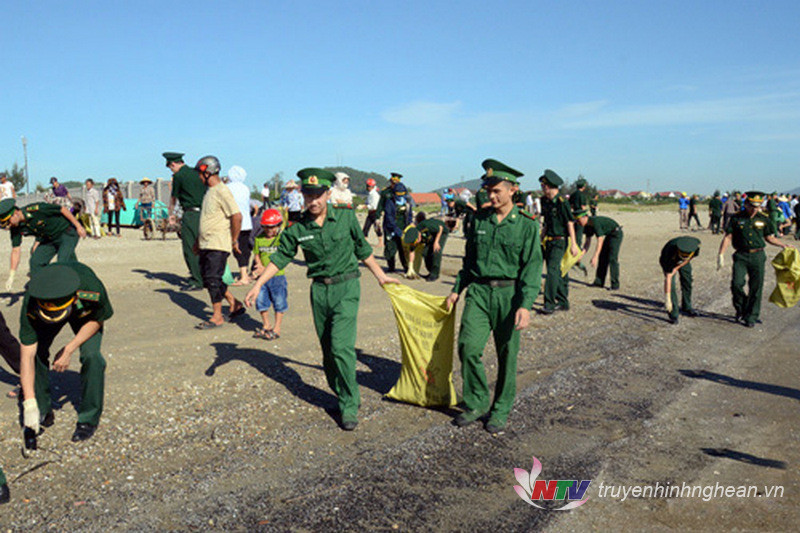 BẢN TIN TÌNH NGUYỆN: Cán bộ chiến sĩ chung tay làm sạch biển