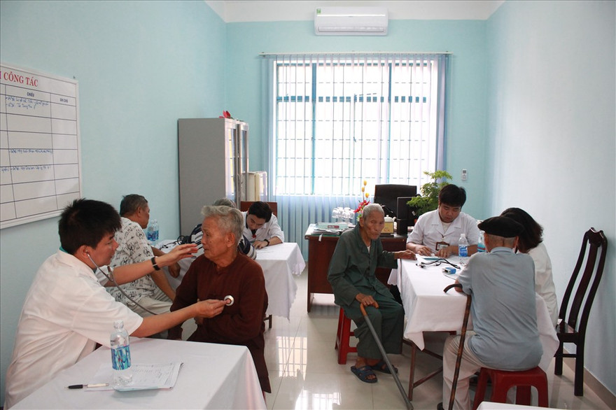  Các bác sĩ tận tình khám chữa, hỏi thăm sức khỏe bệnh nhân. Ảnh: XH