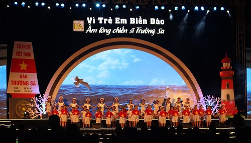 BẢN TIN TÌNH NGUYỆN: Trao học bổng cho học sinh ở Trường Sa