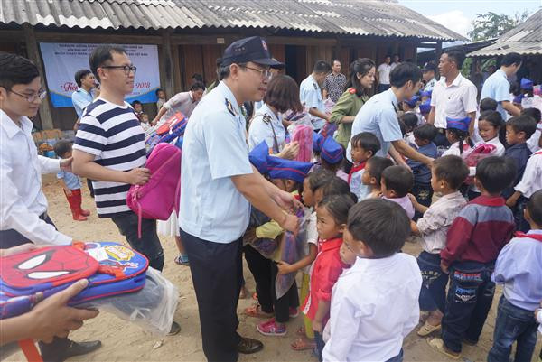 Đại diện Cục Hải quan Nghệ An trao quà cho các em học sinh. Ảnh: Chí Thành