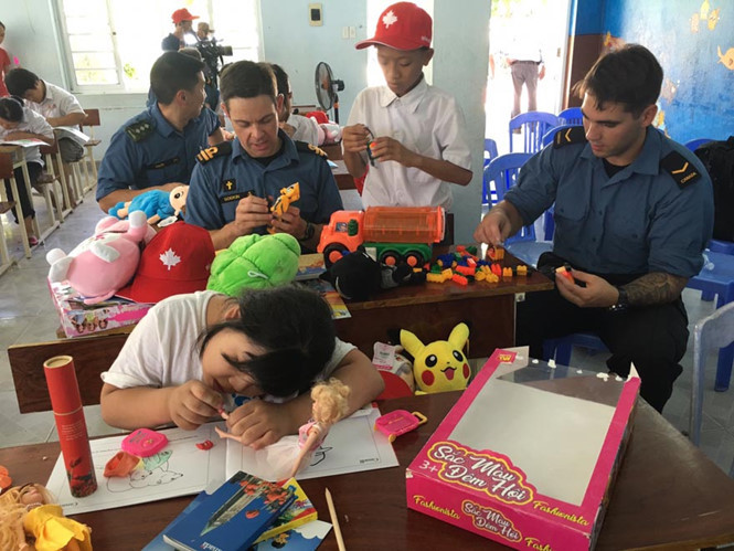 Các tình nguyện viên vui chơi với các em ở Trung tâm.