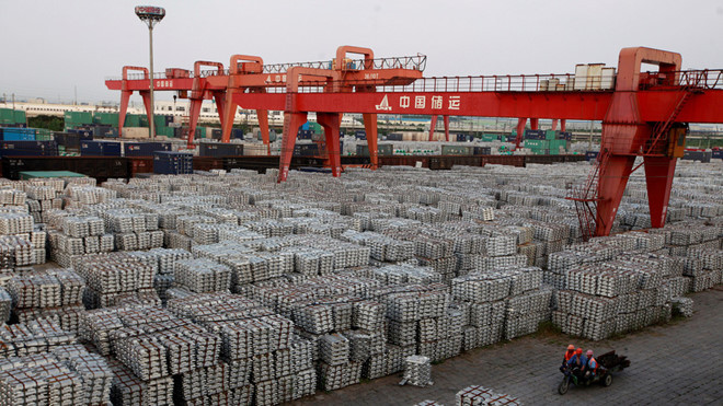 Một góc kho bãi nhôm thỏi ở tỉnh Giang Tô, miền Đông Trung Quốc. Ảnh: Reuters.