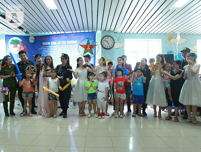 Một trung thu đến sớm và chứa đứng biết bao yêu thương tại Bệnh viện K