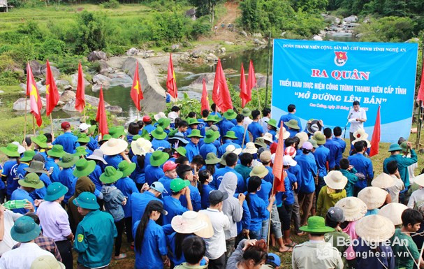 BẢN TIN TÌNH NGUYỆN: Ra quân 'Mở đường lên bản'