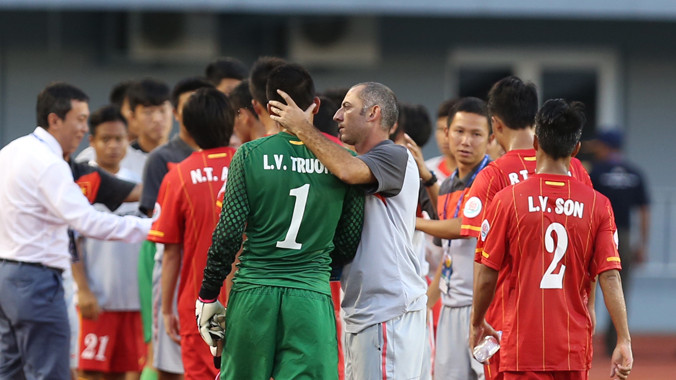 HLV Graechen an ủi thủ môn Văn Trường và đồng đội sau trận đấu. Ảnh: VSI