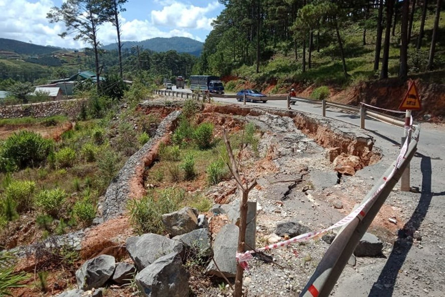 Sạt lở nghiêm trọng trên Quốc lộ 27C, nguy cơ đổ xuống trường mầm non