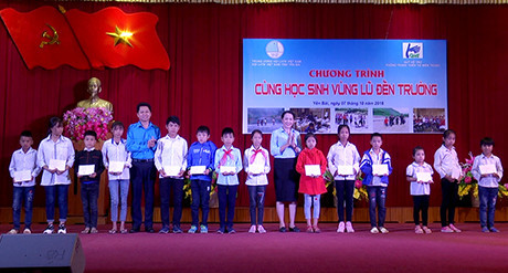 Trao tặng quà cho các học sinh vùng lũ Tây Bắc.