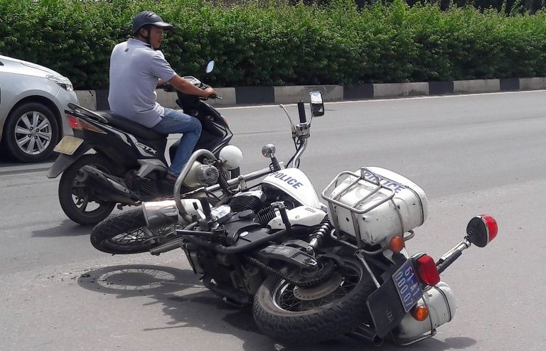 Tài xế xe tải tông cảnh sát giao thông rồi bỏ chạy