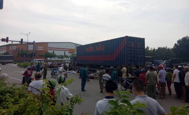 Cả gia đình thương vong dưới bánh xe container
