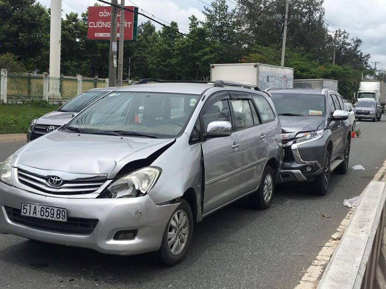 Tai nạn liên hoàn trên quốc lộ 13, nhiều người thoát chết