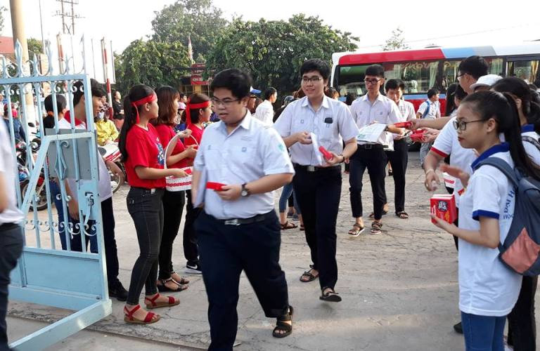 Đồng ý để cán bộ coi thi chép bài giúp thí sinh ở Bình Dương