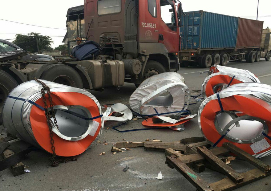 Hoảng hồn vì 6 cuộn tôn trên container 'phi thân' xuống đường