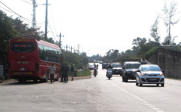 Tình trạng hành khách bắt xe vào Nam tại các bến cóc dọc Quốc lộ 1A qua TT-Huế vẫn còn nhưng không ồ ạt như trước. Ảnh: Ngọc Văn