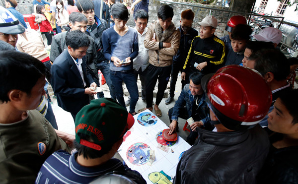 Cờ bạc trong lễ hội trước cổng chùa Bạch Hào - Thanh Xá, TP Hải Dương trưa mùng 6 Tết. Ảnh: Như Ý