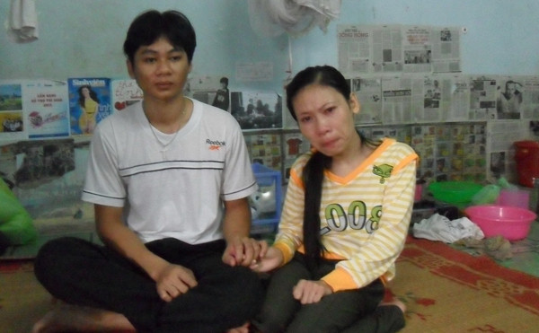 Vợ chồng anh Vầy, chị Huệ trong phòng trọ. ẢNH: HÒA HỘI