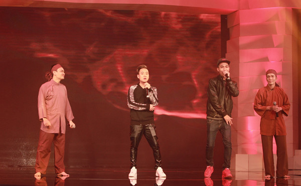 “Tiến lên chiến sĩ đồng bào” - tiết mục gây tranh cãi đồng thời đang nhận được lượng bình chọn cao nhất. Ảnh: Hải Bá