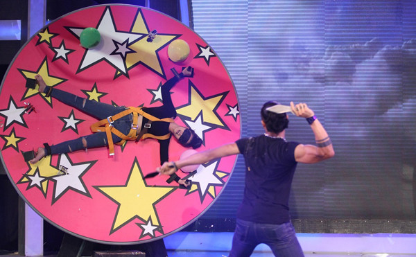 Ca sĩ hát trong nỗi sợ bị phi dao