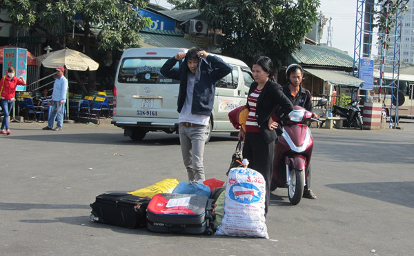 Bà Ngân với đủ thứ đồ đạc, quà cáp lỉnh kỉnh