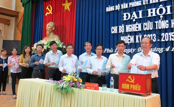 Ông Vũ Phạm Quyết Thắng cho rằng, đấu tranh trong Chi bộ Đảng không phải là dìm nhau mà nâng nhau lên mạnh mẽ hơn (Trong ảnh: Đại hội chi bộ Nghiên cứu tổng hợp II tại Văn phòng UBND tỉnh Hà Nam). Ảnh: P. Việt