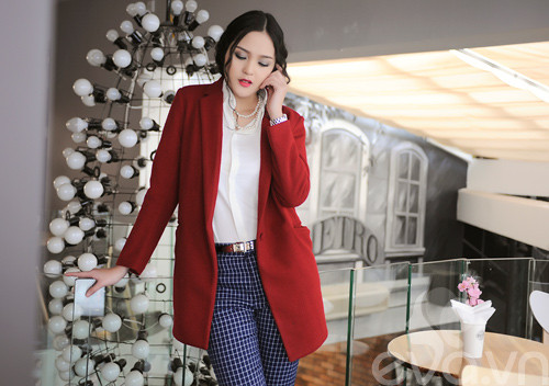 Diện áo khoác đỏ "lấy may" đầu năm