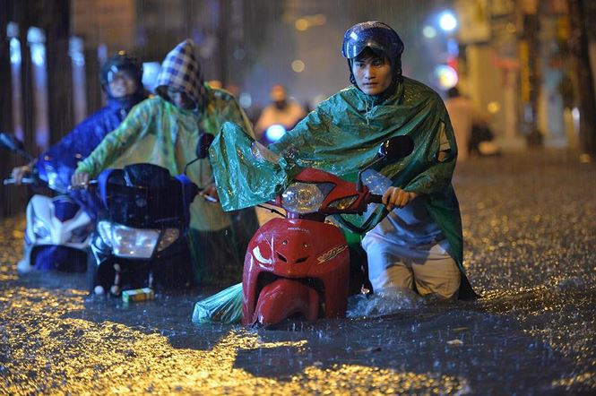 Hàng chục tuyến phố Hà Nội ngập nặng, giao thông tê liệt sau mưa