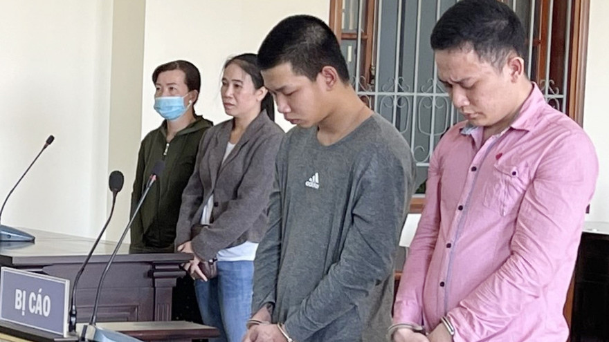 Bị cáo Khang (áo xám) và Đức tại phiên tòa.